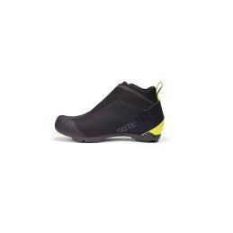 DES CHAUSSURES GLACIES NOIR JAUNE