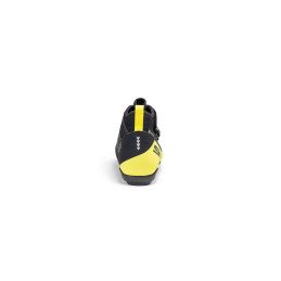 DES CHAUSSURES GLACIES NOIR JAUNE